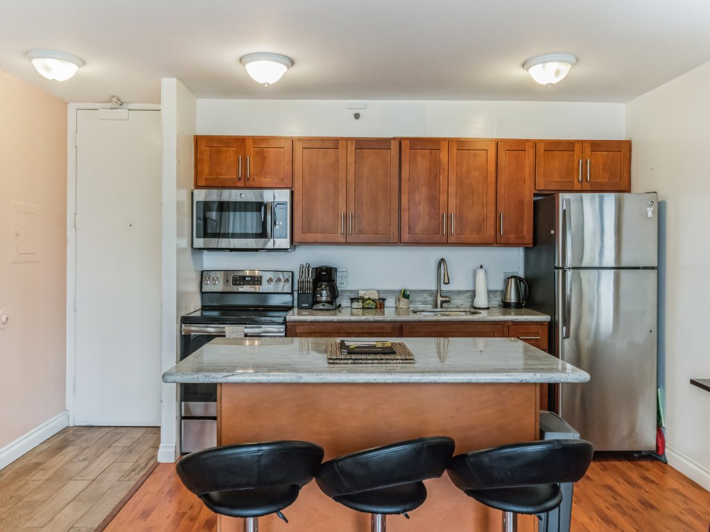 Deluxe Condo with Recreation Deck View, Free parking & WiFi Vacation Rental in Honolulu - RedAwning