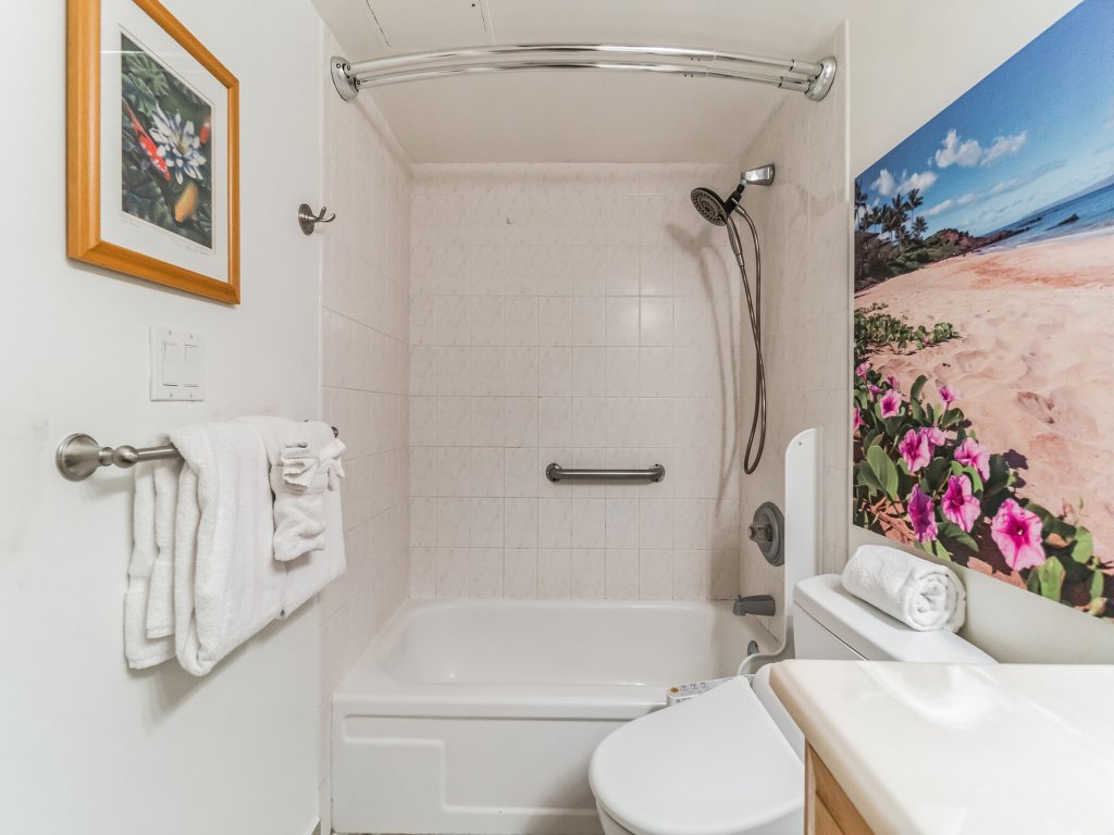 Deluxe Condo with Recreation Deck View, Free parking & WiFi Vacation Rental in Honolulu - RedAwning