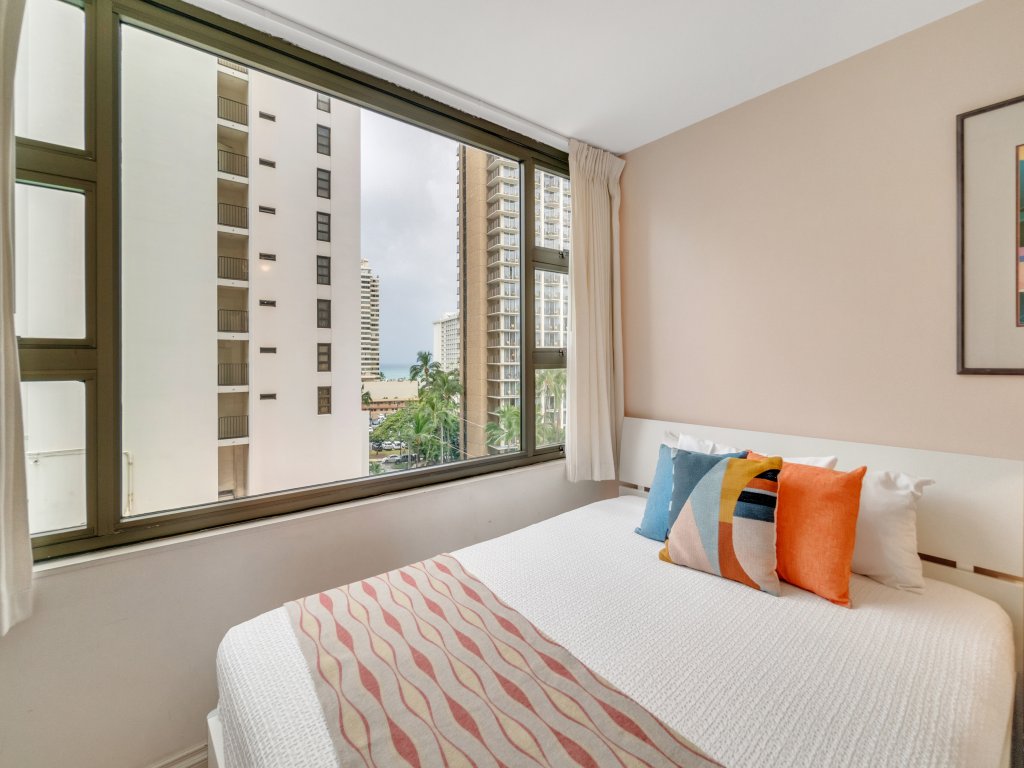Deluxe Condo with Recreation Deck View, Free parking & WiFi Vacation Rental in Honolulu - RedAwning