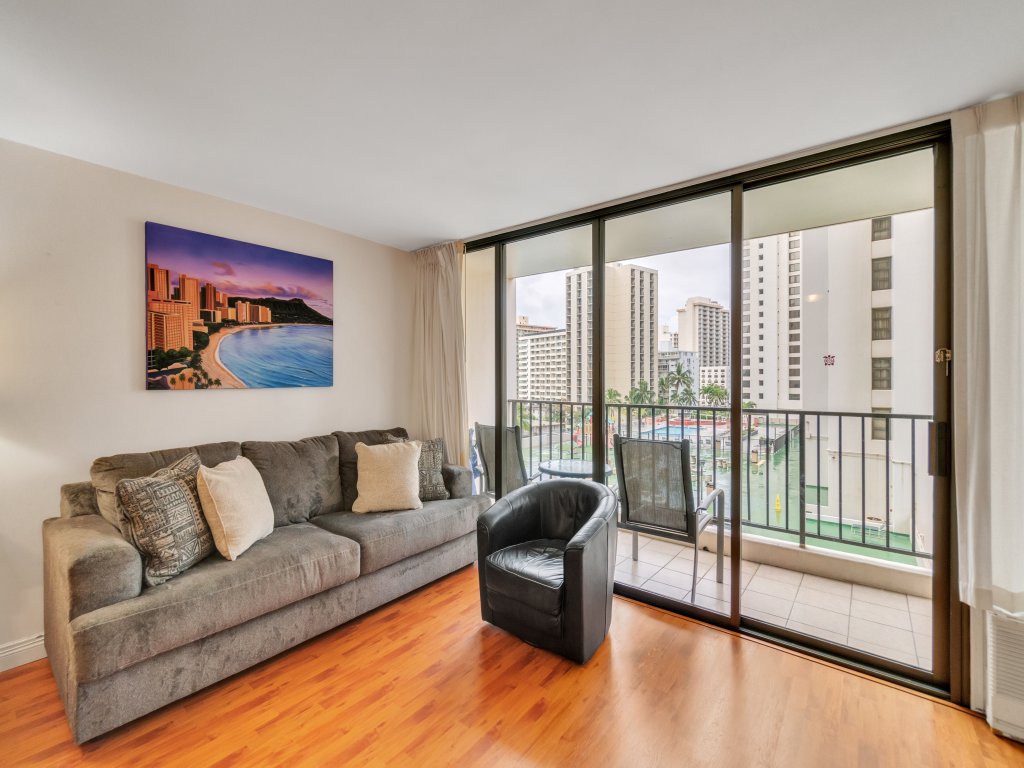 Deluxe Condo with Recreation Deck View, Free parking & WiFi Vacation Rental in Honolulu - RedAwning