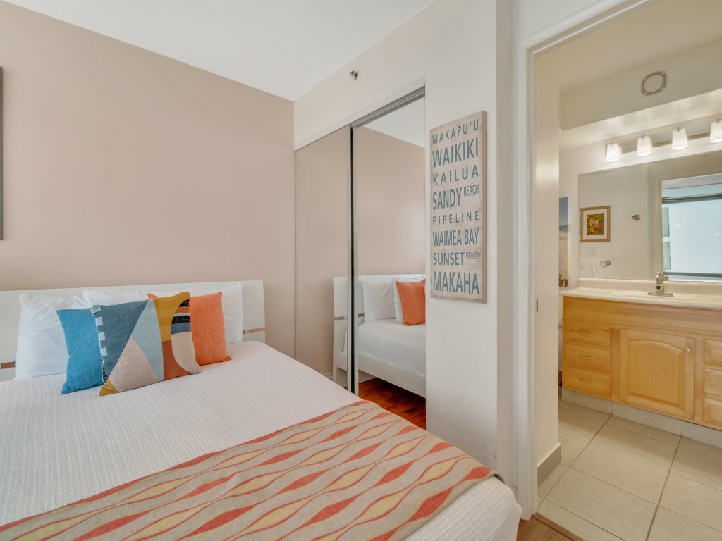 Deluxe Condo with Recreation Deck View, Free parking & WiFi Vacation Rental in Honolulu - RedAwning