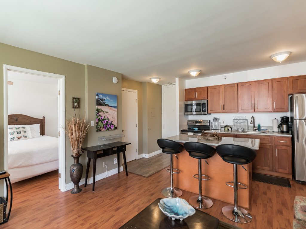 Deluxe Condo with Recreation Deck View, Free parking & WiFi Vacation Rental in Honolulu - RedAwning