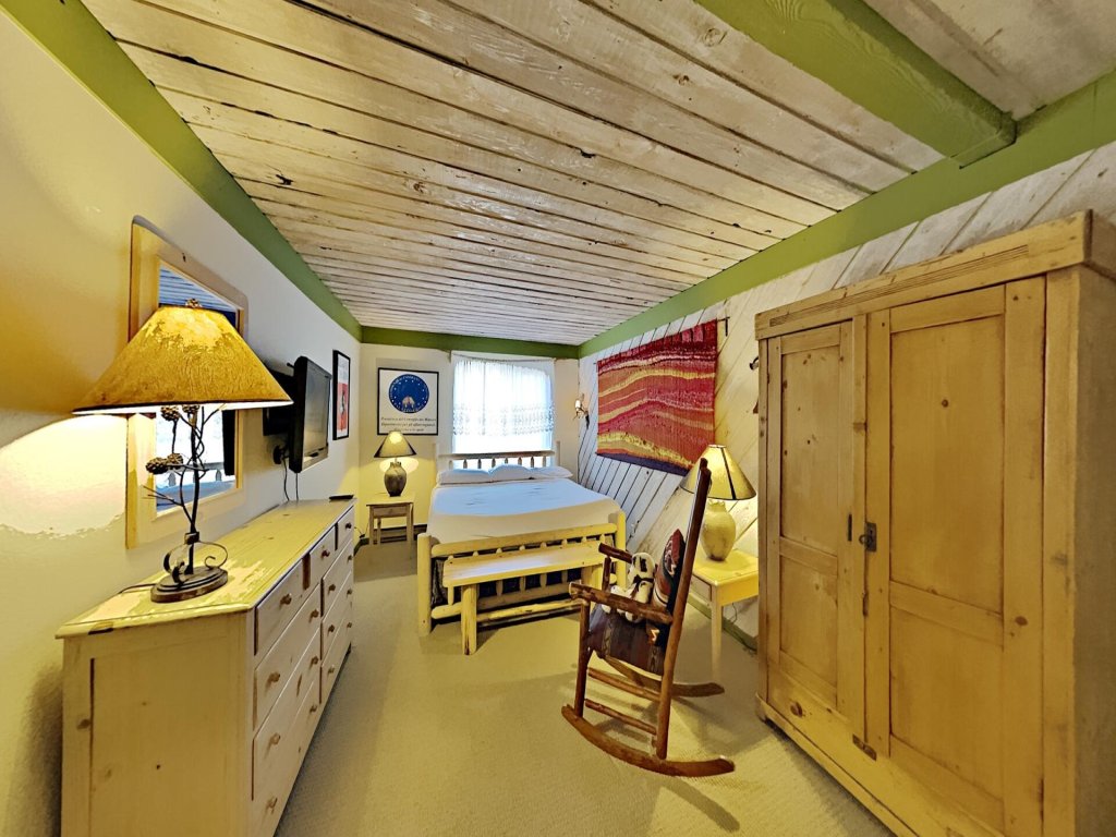 Beautiful Remodeled One Bedroom Condo! New Furniture and Fully Equipped Kitchen! (Snowbird 108) Vacation Rental in Mammoth Lakes - RedAwning