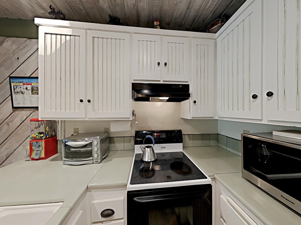 Beautiful Remodeled One Bedroom Condo! New Furniture and Fully Equipped Kitchen! (Snowbird 108) Vacation Rental in Mammoth Lakes - RedAwning