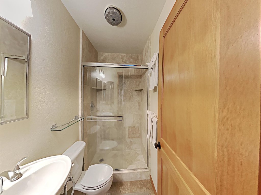 Spacious Condo with Full Kitchen - Steps Away from Ski Adventure! (Snowbird 110) Vacation Rental in Mammoth Lakes - RedAwning