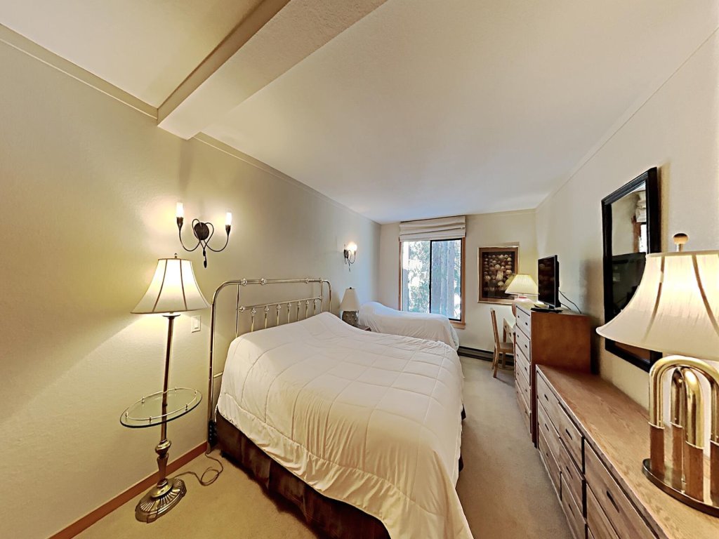 Spacious Condo with Full Kitchen - Steps Away from Ski Adventure! (Snowbird 110) Vacation Rental in Mammoth Lakes - RedAwning
