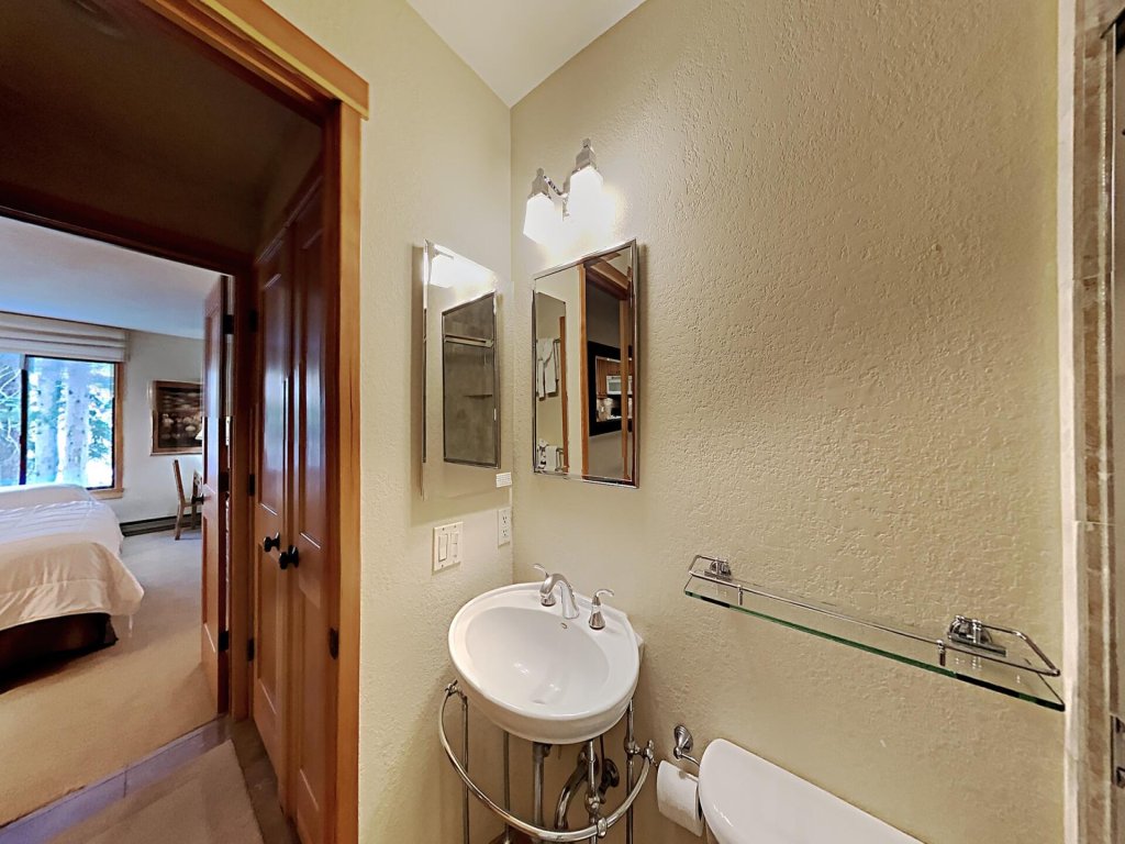 Spacious Condo with Full Kitchen - Steps Away from Ski Adventure! (Snowbird 110) Vacation Rental in Mammoth Lakes - RedAwning
