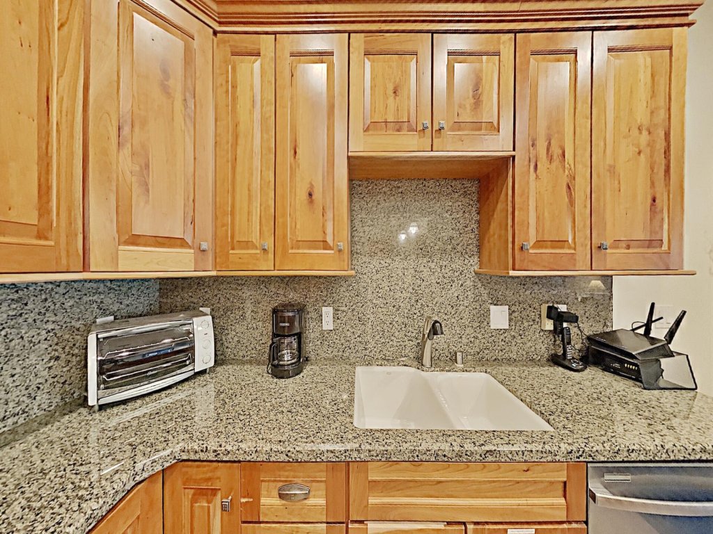Cozy One Bedroom Condo with Loft - Free WiFi and Parking! (Snowbird 206) Vacation Rental in Mammoth Lakes - RedAwning