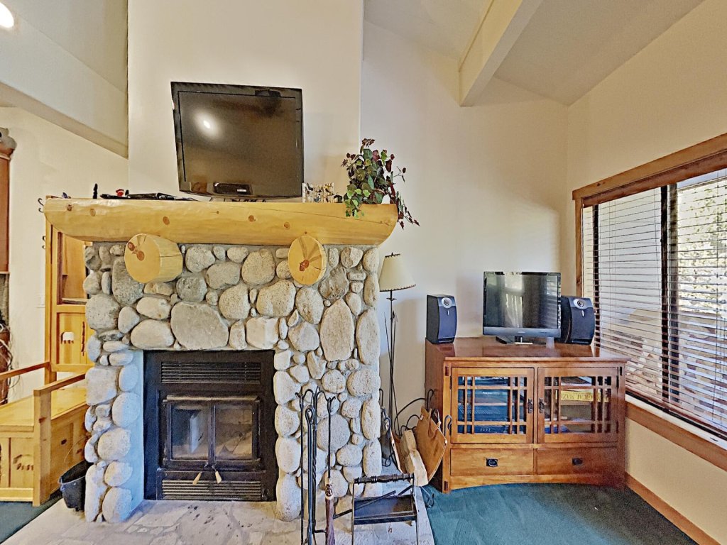 Cozy One Bedroom Condo with Loft - Free WiFi and Parking! (Snowbird 206) Vacation Rental in Mammoth Lakes - RedAwning