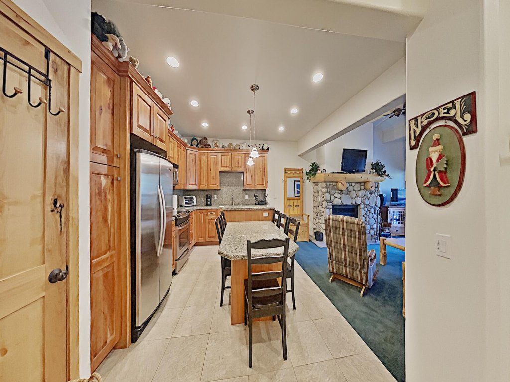 Cozy One Bedroom Condo with Loft - Free WiFi and Parking! (Snowbird 206) Vacation Rental in Mammoth Lakes - RedAwning
