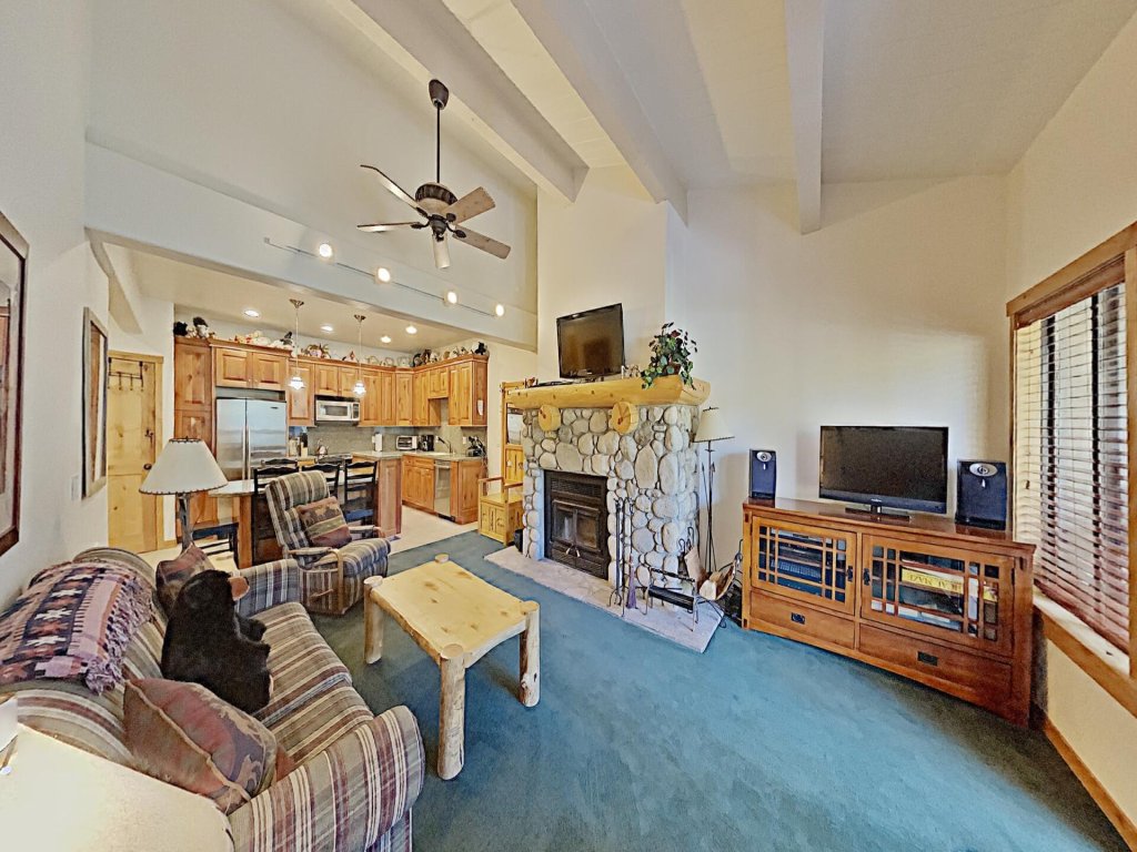 Cozy One Bedroom Condo with Loft - Free WiFi and Parking! (Snowbird 206) Vacation Rental in Mammoth Lakes - RedAwning