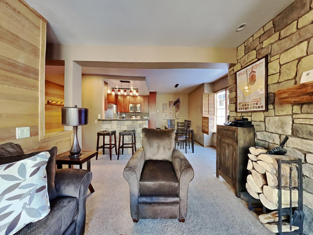 Slopeside Deluxe 2 Bdrm Condo with Underground Parking! (Sierra Megeve 25) Vacation Rental in Mammoth Lakes - RedAwning