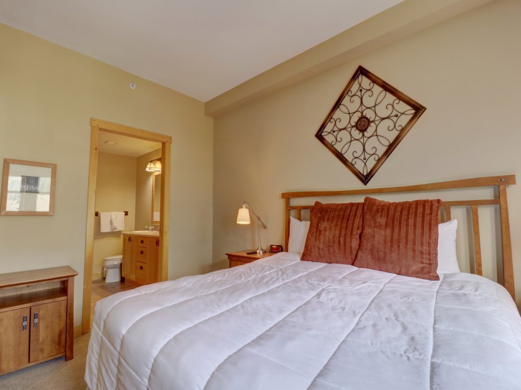 Largest Condo In Passage Point, Vaulted Ceilings, Huge Balcony - PP514 Vacation Rental in Copper Mountain - RedAwning