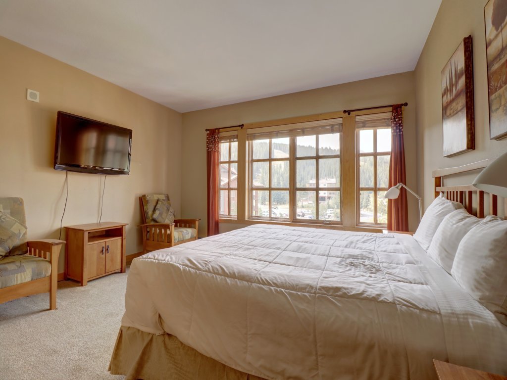 Largest Condo In Passage Point, Vaulted Ceilings, Huge Balcony - PP514 Vacation Rental in Copper Mountain - RedAwning