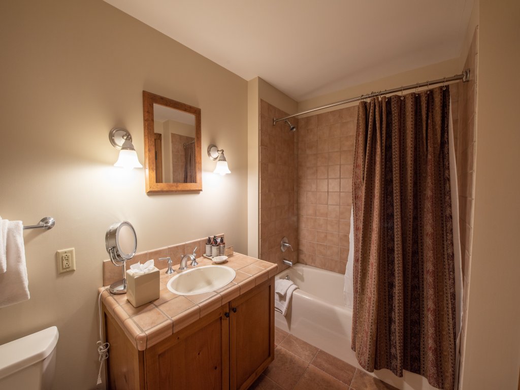 Kid-Friendly 2BR / 3BA Slopeside Condo Vacation Rental in Crested Butte - RedAwning