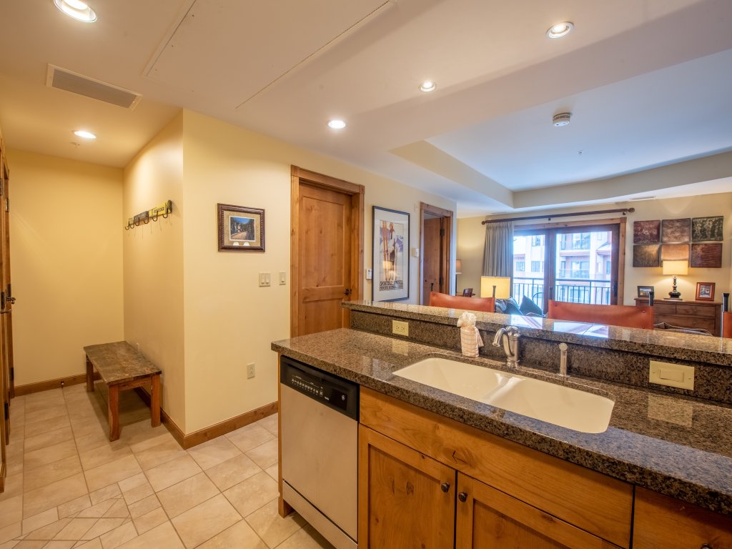 Comfortable 1 Bedroom Condo - Slopeside Vacation Rental in Crested Butte - RedAwning