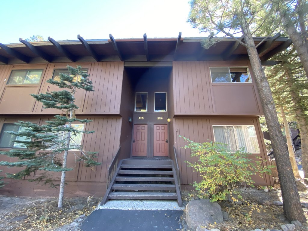 Mammoth Estates 223 Lovely Mountain condo with Wood Burning Fireplace in Prime location Vacation Rental in Mammoth Lakes - RedAwning