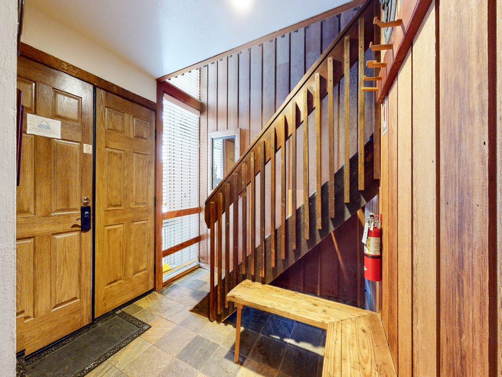 Mammoth Estates 120 Pet-Friendly, Fabulous location, Great for Groups, Walk to Village Gondola Vacation Rental in Mammoth Lakes - RedAwning