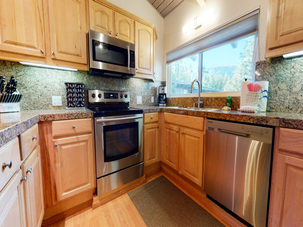 Mammoth Estates 222 Beautiful Remodeled Gorgeous Mountain condo in Fabulous Location Vacation Rental in Mammoth Lakes - RedAwning