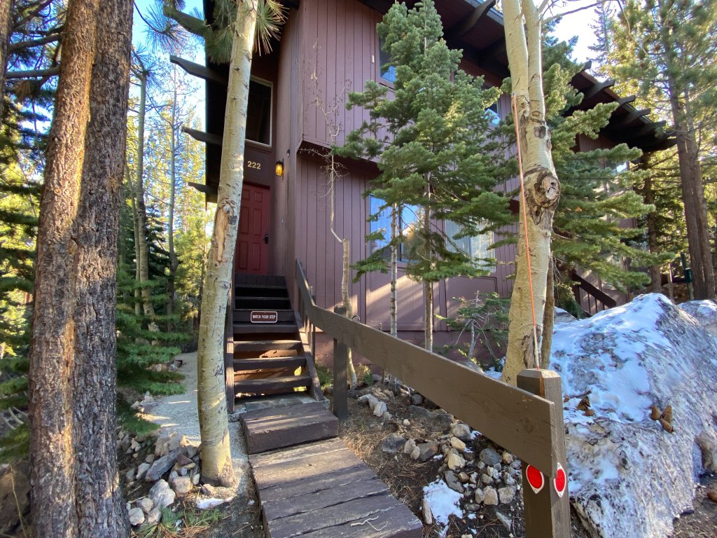 Mammoth Estates 222 Beautiful Remodeled Gorgeous Mountain condo in Fabulous Location Vacation Rental in Mammoth Lakes - RedAwning