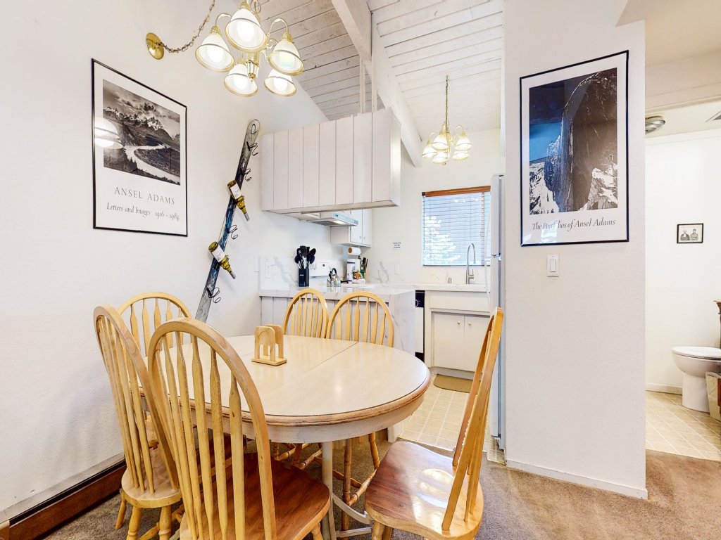 Mammoth Estates 132 Family favorite, Spacious Floorplan, Steps to Jacuzzi pool Vacation Rental in Mammoth Lakes - RedAwning