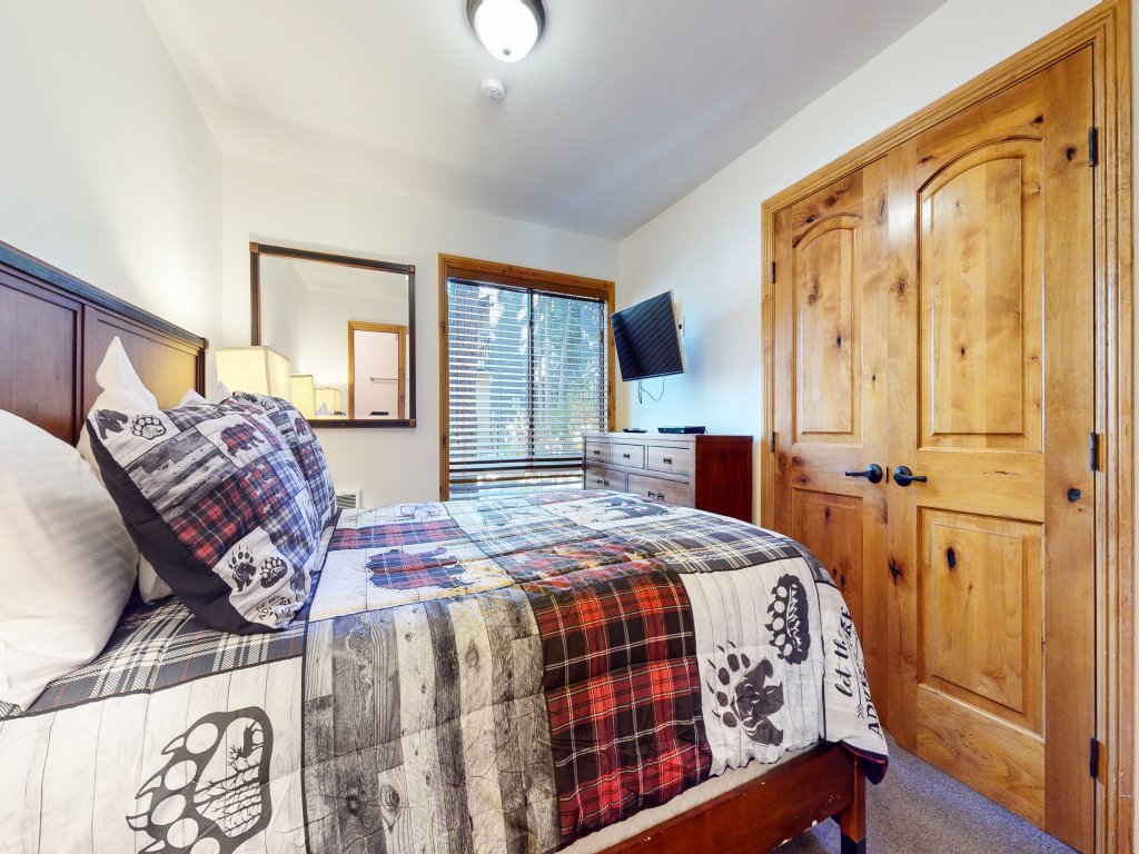 Mammoth Estates 110 Prime Location, Near Jacuzzi pool, Walk to The Village Gondola Vacation Rental in Mammoth Lakes - RedAwning