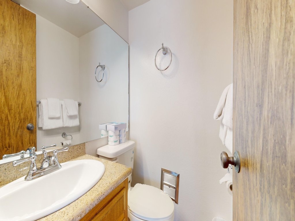 Mammoth Estates 136 Phenomenal location, Steps from The Village, Gondola and more. Vacation Rental in Mammoth Lakes - RedAwning