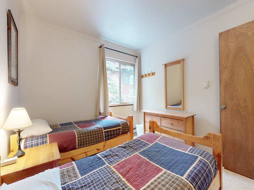 Mammoth Estates 129 Rustic Spacious condo. Prime location, Bus stop near by, Walk to The Village Vacation Rental in Mammoth Lakes - RedAwning