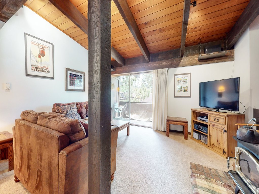 Mammoth Estates 129 Rustic Spacious condo. Prime location, Bus stop near by, Walk to The Village Vacation Rental in Mammoth Lakes - RedAwning