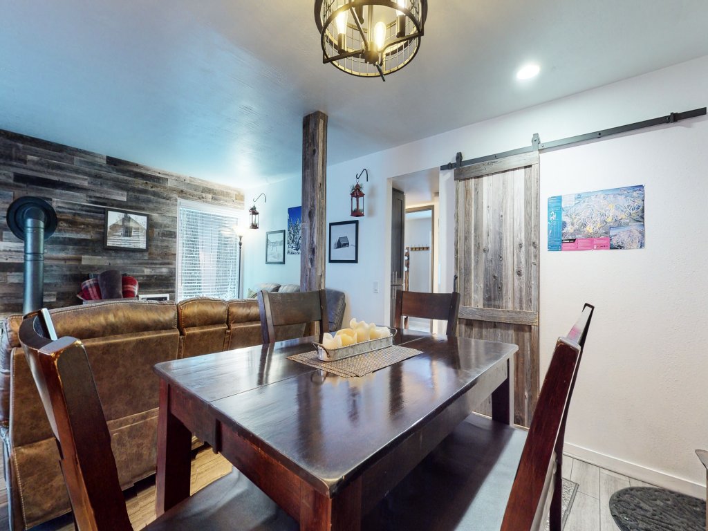 Mammoth Estates 109 Prime location, Walk to The Village Gondola, Pet-Friendly Vacation Rental in Mammoth Lakes - RedAwning