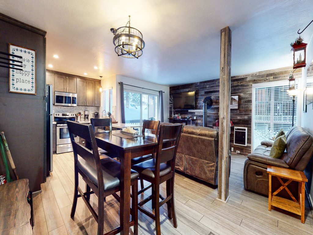 Mammoth Estates 109 Prime location, Walk to The Village Gondola, Pet-Friendly Vacation Rental in Mammoth Lakes - RedAwning