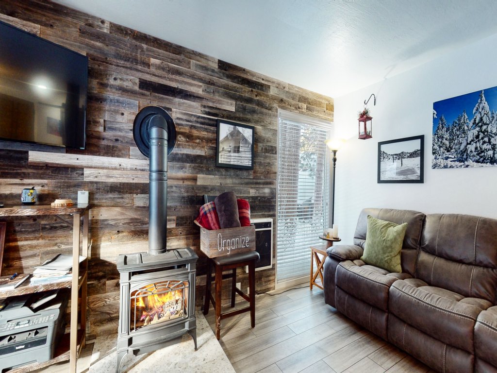 Mammoth Estates 109 Prime location, Walk to The Village Gondola, Pet-Friendly Vacation Rental in Mammoth Lakes - RedAwning
