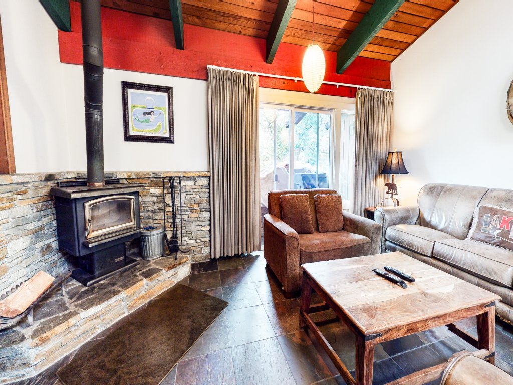Mammoth Estates 215 Artistic design Mountain Cabin, Fabulous location, Walk to The Village Vacation Rental in Mammoth Lakes - RedAwning