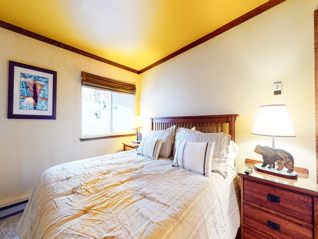Mammoth Estates 215 Artistic design Mountain Cabin, Fabulous location, Walk to The Village Vacation Rental in Mammoth Lakes - RedAwning