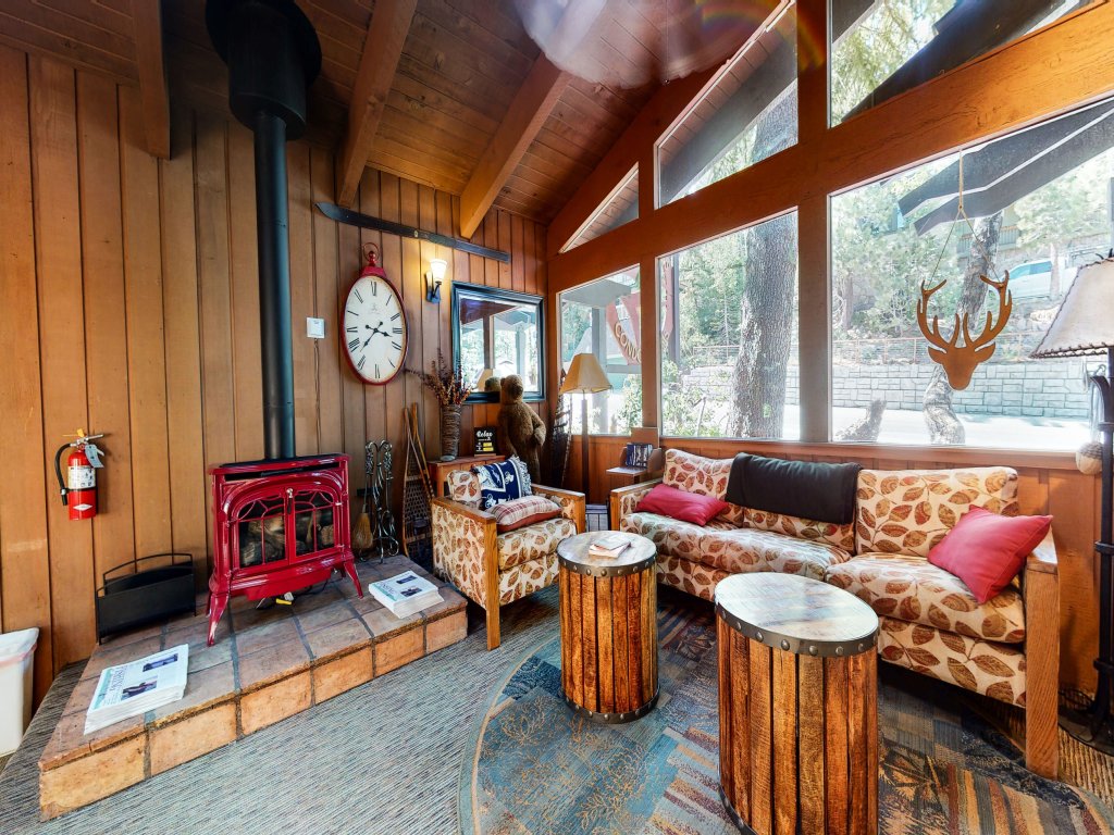 Mammoth Estates 215 Artistic design Mountain Cabin, Fabulous location, Walk to The Village Vacation Rental in Mammoth Lakes - RedAwning