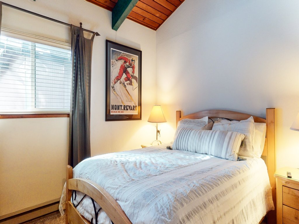Mammoth Estates 215 Artistic design Mountain Cabin, Fabulous location, Walk to The Village Vacation Rental in Mammoth Lakes - RedAwning