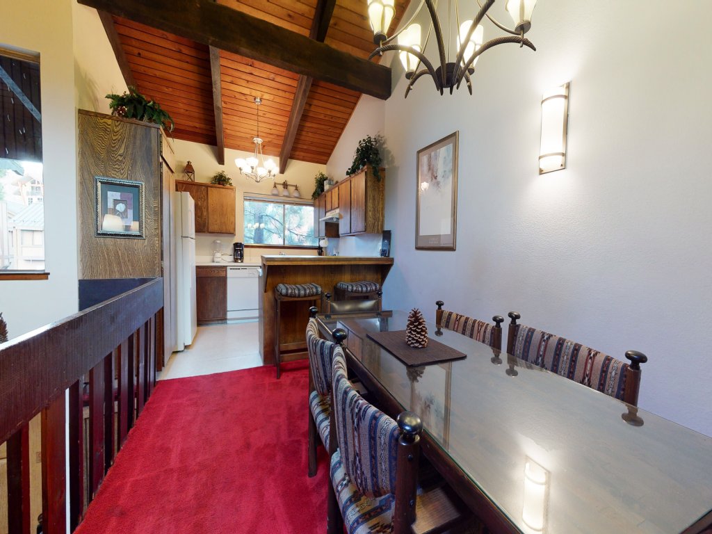 Mammoth Estates 220 Pet-friendly, Wood Burning Fireplace. Fantastic location Vacation Rental in Mammoth Lakes - RedAwning