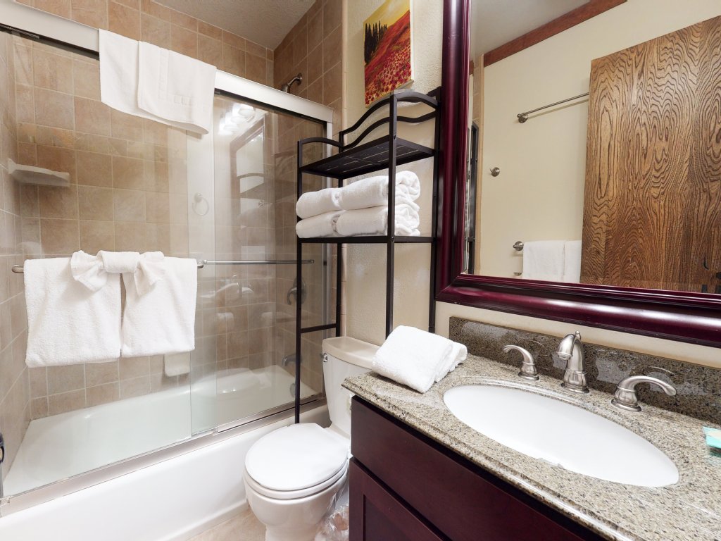 Mammoth Estates 229 Spacious Pet-friendly Mountain Modern Condo with Private Washer Dryer Vacation Rental in Mammoth Lakes - RedAwning