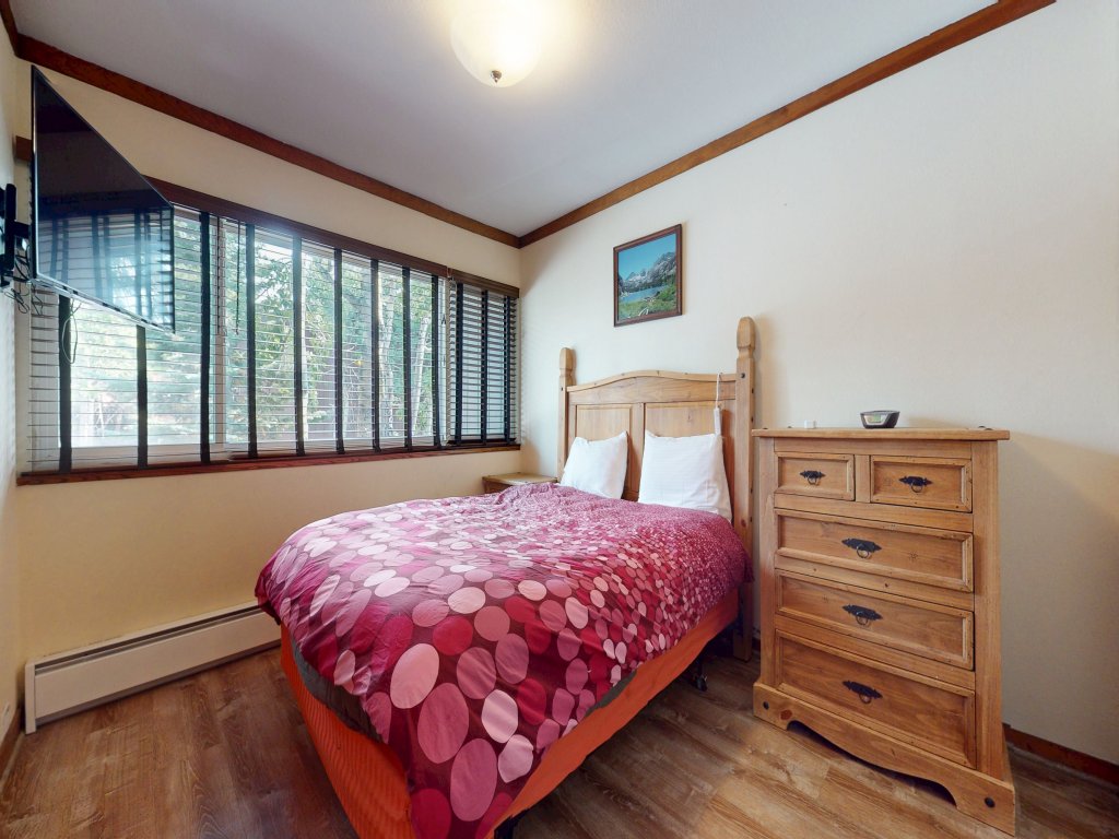 Mammoth Estates 229 Spacious Pet-friendly Mountain Modern Condo with Private Washer Dryer Vacation Rental in Mammoth Lakes - RedAwning