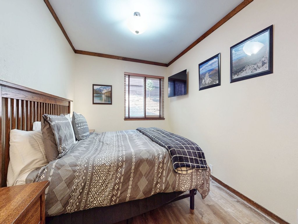 Mammoth Estates 229 Spacious Pet-friendly Mountain Modern Condo with Private Washer Dryer Vacation Rental in Mammoth Lakes - RedAwning