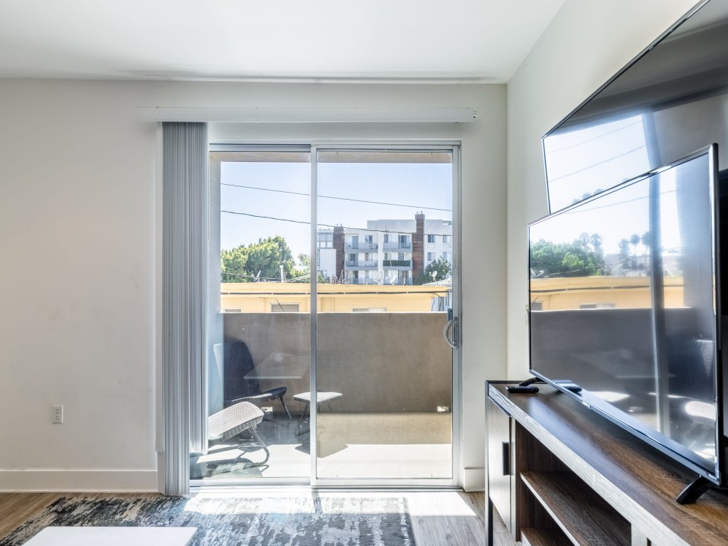 3BR Fully furnished Apartment on Poinsettia Pl Vacation Rental in Los Angeles - RedAwning
