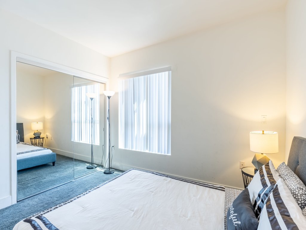 3BR Fully furnished Apartment on Poinsettia Pl Vacation Rental in Los Angeles - RedAwning