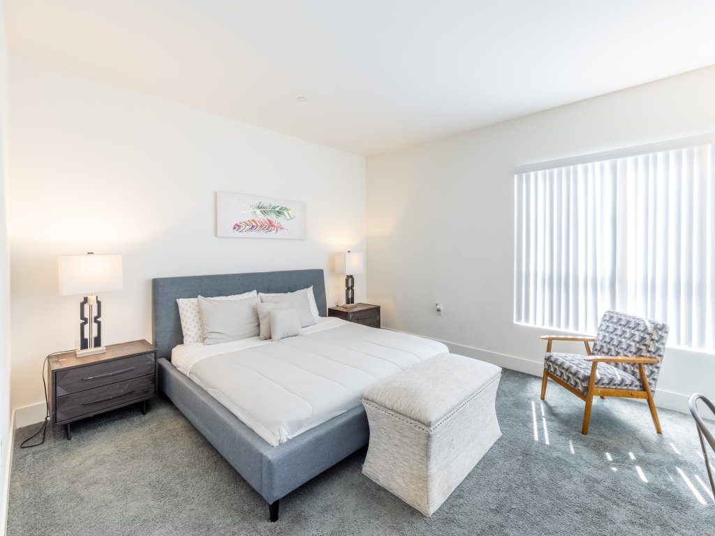 3BR Fully furnished Apartment on Poinsettia Pl Vacation Rental in Los Angeles - RedAwning