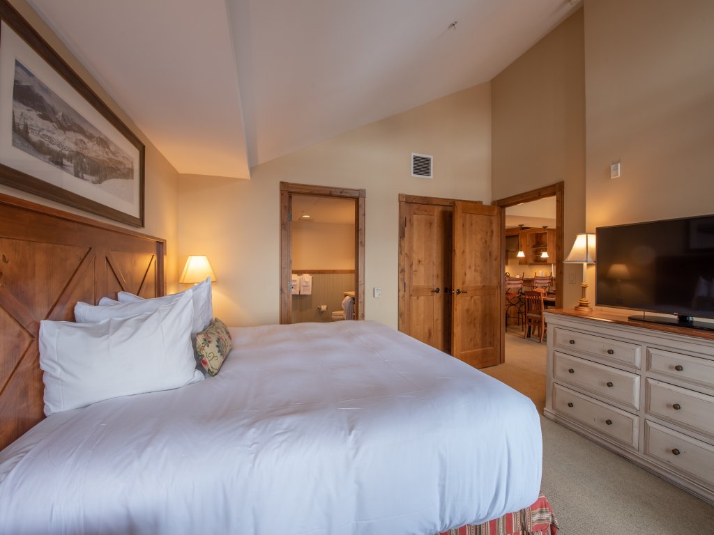 Top Floor 2 Bedroom Condo in Mountaineer Square Vacation Rental in Crested Butte - RedAwning