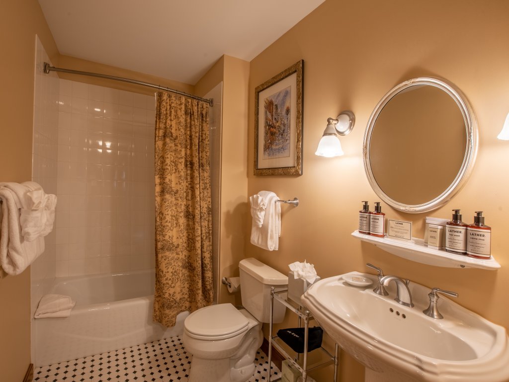 Top Floor 2 Bedroom Condo in Mountaineer Square Vacation Rental in Crested Butte - RedAwning