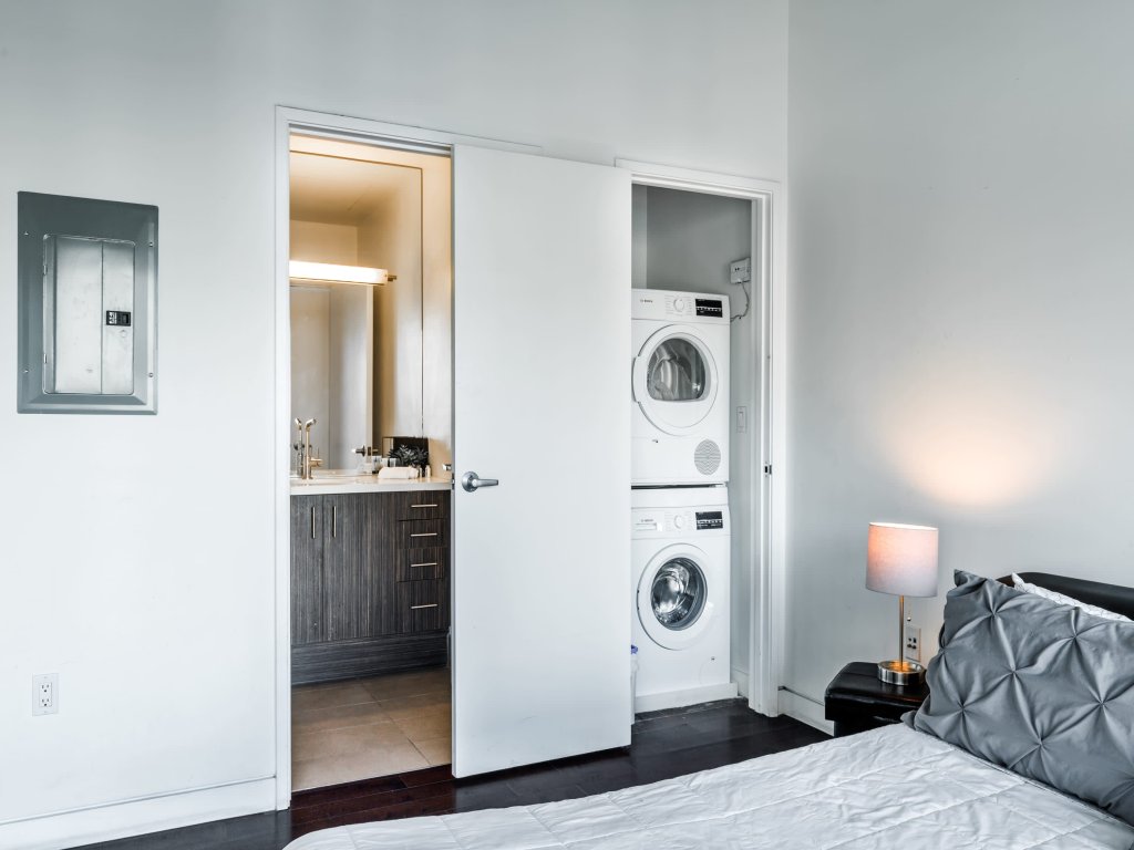 Deluxe Studio in a Glass Walled Building in Hollywood - Amazing View of City Vacation Rental in Los Angeles - RedAwning