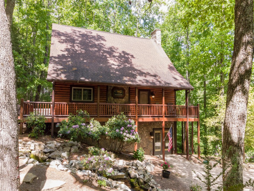 Iron Mountain Lodge On Watauga Lake - Adjacent to Cherokee National Forest Vacation Rental in Butler - RedAwning