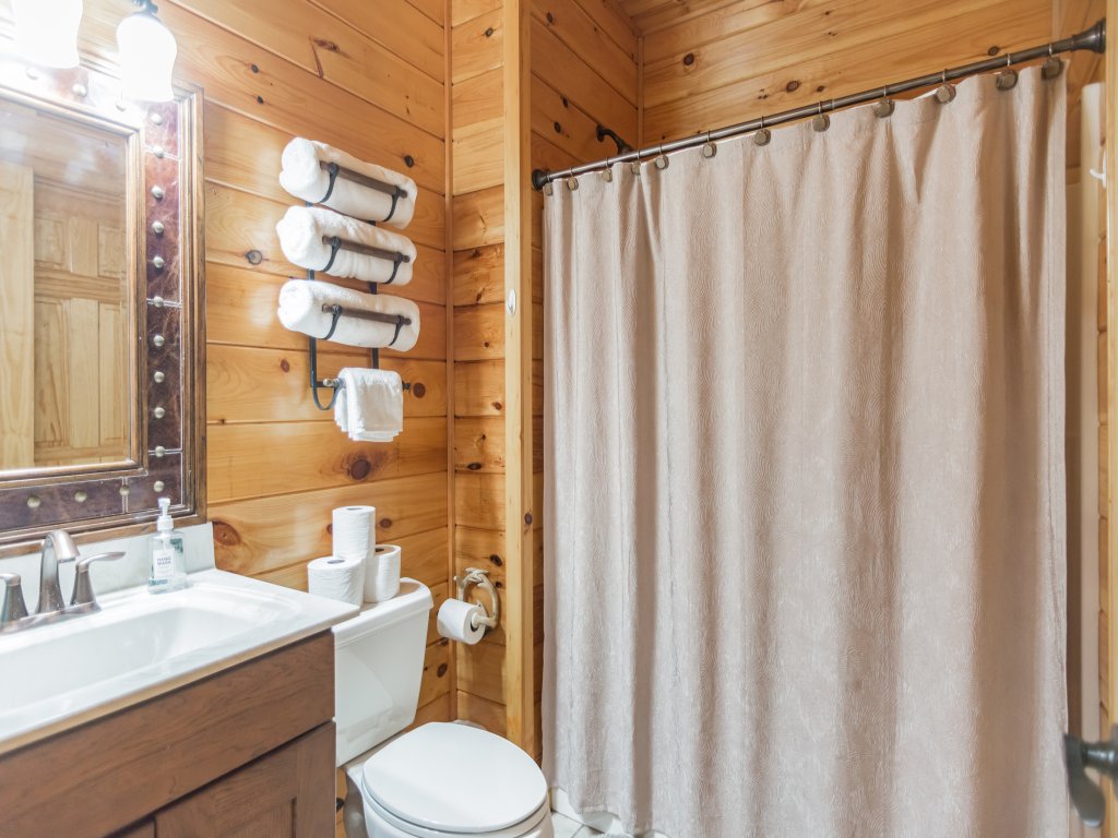 Iron Mountain Lodge On Watauga Lake - Adjacent to Cherokee National Forest Vacation Rental in Butler - RedAwning