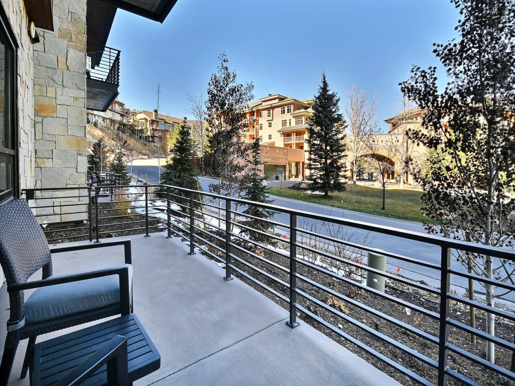 Modern Ski-in/out 2 BR in Canyons Village Save 20% on 7+ Nights! Vacation Rental in Park City - RedAwning