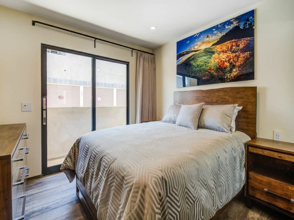 209 9th St | Modern Remodel By The Bay & Beach Vacation Rental in Newport Beach - RedAwning